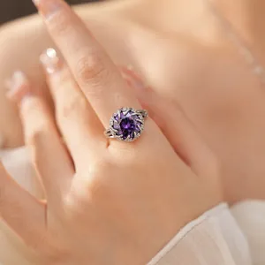 Detalle de primer plano de un elegante anillo de plata con circón púrpura redondo