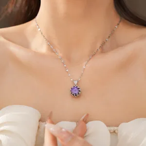 Detalle de un elegante collar con colgante redondo de circón morado sobre la piel