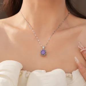 Primer plano de un elegante collar con colgante de circón púrpura en cuello de modelo