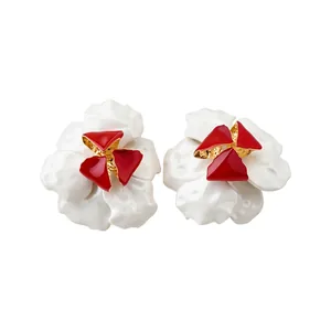 Blumen-Emaillestecker mit weißen Blütenblättern und roter Mitte, S925 Silberstecker