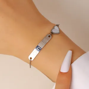 Gros plan détaillé d'un bracelet en acier inoxydable avec cœur et gravure Ömrüm