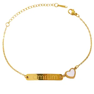 Vue détaillée d'un bracelet en acier inoxydable doré avec barre Ömrüm et charm cœur