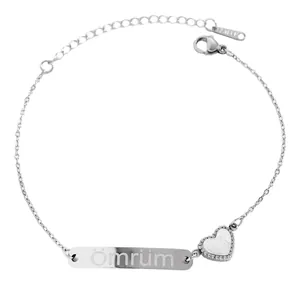 Détail du bracelet cœur en acier inoxydable argenté avec gravure turque Ömrüm