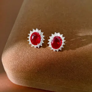 Élégantes boucles d'oreilles en argent avec zircon rouge ovale et halo de pierres claires