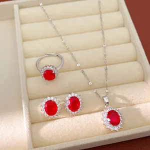 Parure de bijoux élégante avec zircon rouge ovale : collier, bague et boucles d'oreilles