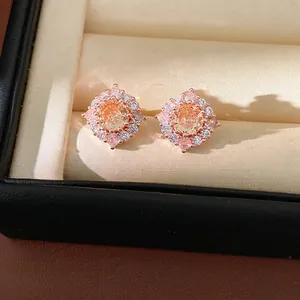 Eleganti orecchini a lobo tondi halo in oro rosa con scintillanti zirconi color pesca