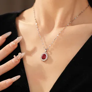 Gros plan d'un collier en argent élégant avec pendentif en zircon rubis ovale