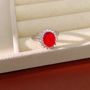 Vue détaillée d'une bague élégante en argent avec une pierre précieuse ovale rouge éclatante