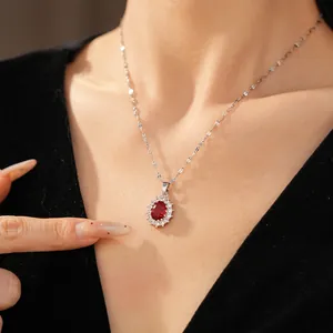 Gros plan détaillé d'un collier en argent élégant avec un pendentif en zircon rouge ovale