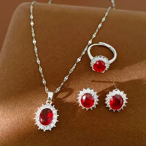 Vue détaillée d'une parure élégante avec pierres de zircone rouge ovales et argentées.