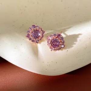 Primo piano di eleganti orecchini a lobo tondi in zircone viola con perni in argento