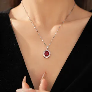 Collier en argent exquis avec pendentif en zircon rouge ovale sur un mannequin