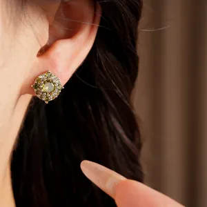 Orecchini a perno in argento con zirconi verdi dal design geometrico e floreale