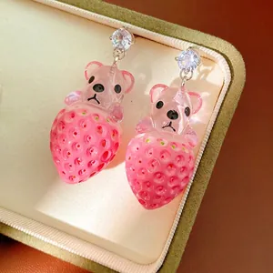 Boucles d'oreilles ours fraise en résine rose avec clous en zircon dans une boîte