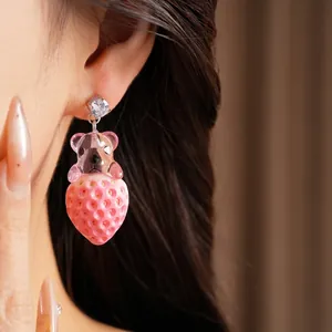Boucles d'oreilles ours en résine rose et fraise avec une pierre de zircon étincelante