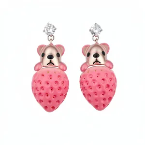 Boucles d'oreilles fraises en résine rose avec tête d'ours en or rose et zircons.