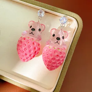 Boucles d'oreilles ours fraise en résine rose avec clous en zircon et épingles argent