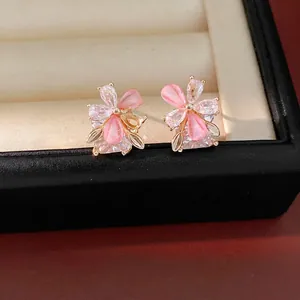 Eleganti orecchini a lobo quadrati in argento con fiori di resina rosa e zirconi chiari