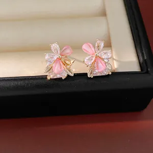 Eleganti orecchini a lobo con fiori in resina rosa, zirconi scintillanti e base quadrata