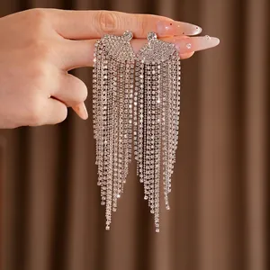 Elegantes pendientes largos de borla en forma de abanico plateado con strass brillante