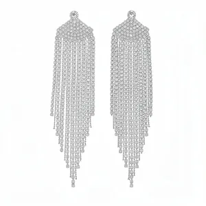 Elegantes pendientes de borla en forma de abanico plateados con diamantes brillantes