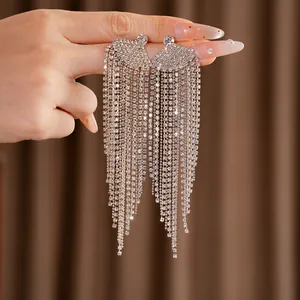 Elegantes pendientes de borla con pedrería en forma de abanico y agujas de plata de ley