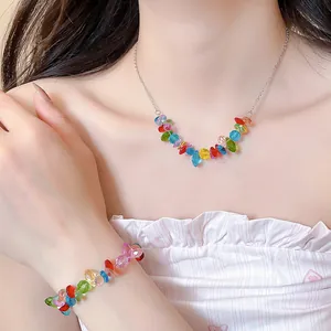 Primo piano di un set collana e bracciale con perline di cristallo colorate su una modella