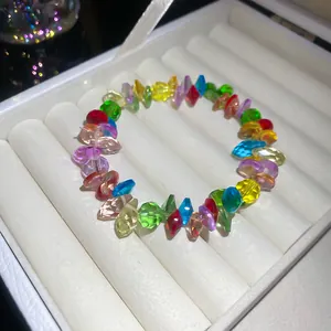 Primo piano di un braccialetto di perline di cristallo arcobaleno in un portagioie bianco