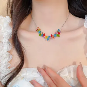 Collana di perle di cristallo colorate indossata da una modella in stile dolce vacanza.