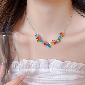 Primo piano di una collana di perline di cristallo arcobaleno su una modella elegante