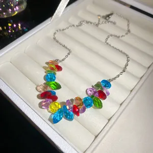 Primo piano dettagliato di una collana di perle di cristallo multicolore in scatola bianca