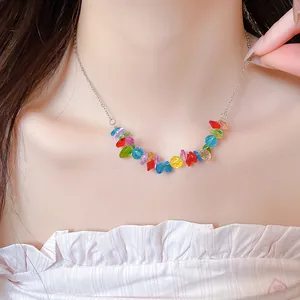 Primo piano di una collana di perle di cristallo arcobaleno indossata da una modella