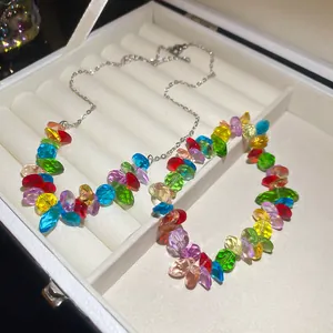 Primo piano di una collana di perle di cristallo arcobaleno in un portagioie.