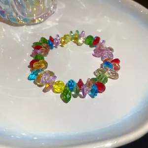 Primo piano di bracciale colorato in perline di cristallo sfaccettato stile arcobaleno.