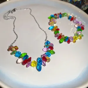 Dettaglio ravvicinato del set di gioielli con collana e bracciale di perline colorate