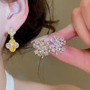 Orecchini a Bottone in Zirconia Floreale Perno in Argento Sterling 925 Rame Placcato Oro Trifoglio Gioielli Donna