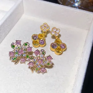 Eleganti orecchini a lobo placcati oro a forma di fiore e quadrifoglio con zirconi