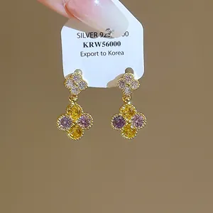 Dettaglio degli orecchini a quadrifoglio multicolore con pietre di zirconia
