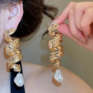 Boucles d'Oreilles Pendantes Métalliques Tordues Irrégulières Vintage Avec Grande Perle Baroque Artificielle Ton Or Bijoux de Mode pour Femmes