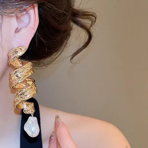 Boucles d'oreilles vintage en métal doré torsadé avec grande perle baroque pendante