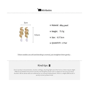 Détail des boucles d'oreilles perles dorées, taille 9.5x3cm et spécifications.