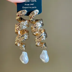 Boucles d'oreilles rétro en cuivre torsadé doré avec perles baroques élégantes