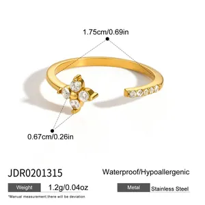 Vue détaillée de la bague ouverte en acier inoxydable plaqué or 18 carats avec dimensions