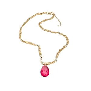 Collier élégant en chaîne dorée avec un pendentif en cristal goutte rose