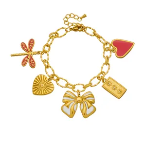 Bracelet à breloques doré avec pendentifs libellule, cœur et nœud de style artisanal