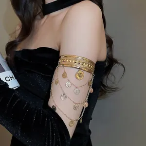 Bracelet de bras doré élégant avec des pendentifs portrait et des chaînes à franges.