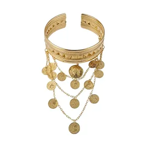 Élégant bracelet de bras doré avec des pendentifs pièces multicouches et gravures fines