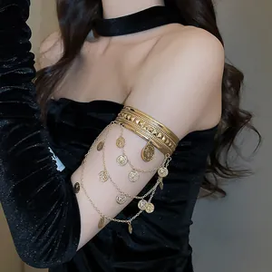 Vue détaillée d'un bracelet de bras doré avec médaillons de portrait et chaînettes