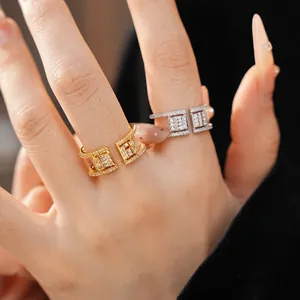 Gros plan de bagues ouvertes double couche plaquées or 18 carats et argent avec zircons