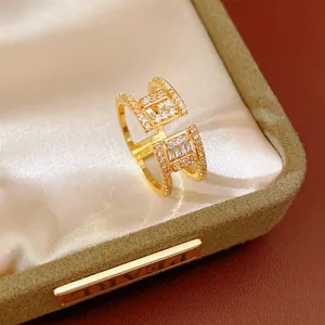 Gros plan d'une bague ouverte double couche en plaqué or 18k sertie de zircons